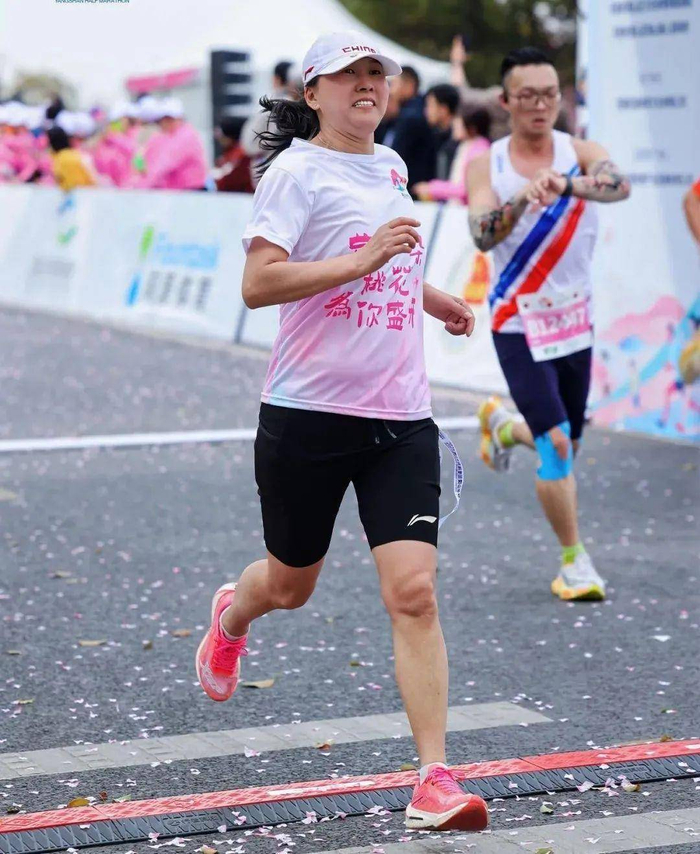 开云体育下载官网-三个孩子三个爹，退役后移居美国，52岁东方神鹿王军霞现在活成了这样|婚姻|冠军|赛道|马拉松|世锦赛_新浪新闻